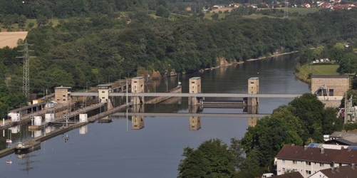 Neckarschleuse mit Kraftwerk